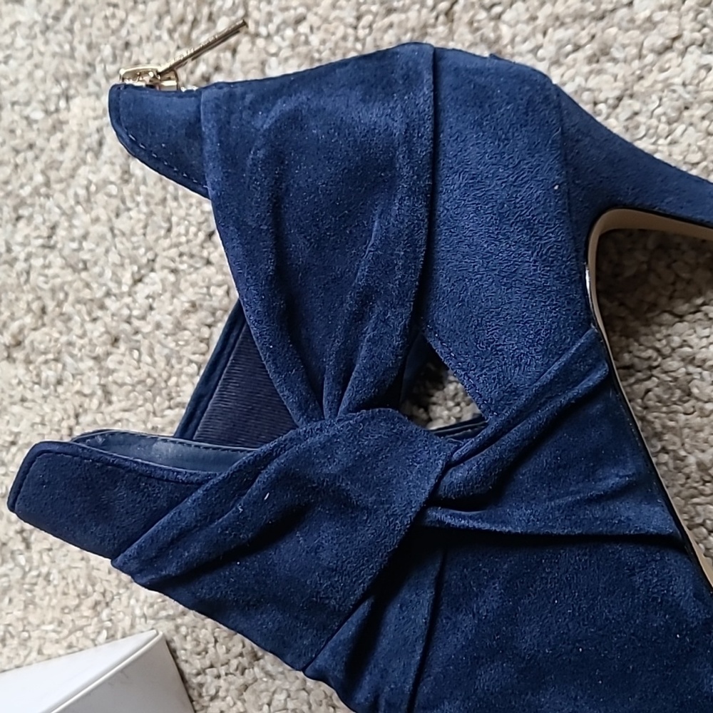 🎉Host Pick🎉 White house black market Chloe Side Twist Shootie - Picture 3 of 11